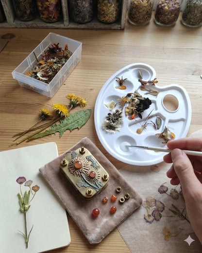 🌸📖 Little Bloom Keepsake Flower Press – Pocket-Sized Botanical Press Kit with 10 Pressing Sheets, 9 Floral Designs for DIY Crafts, Journaling & Nature Lover Gifts 🎁🌿