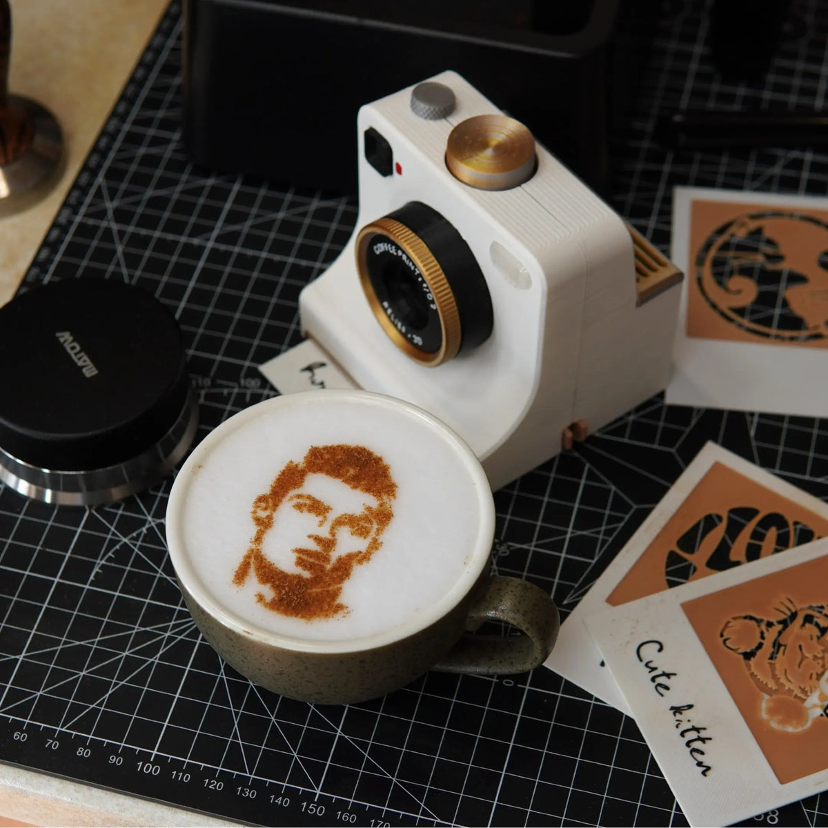 Vintage Camera Latte Art Maker – Mechanical Coffee Stencil Printer for Picture-Perfect Drinks